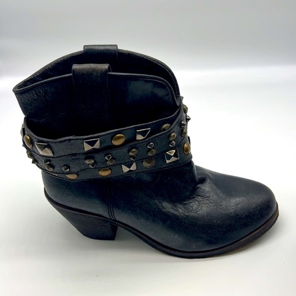 Circle G - Black Leather Distressed Studded Strap Pull On Ankle Boot Size 7.5 - Picture 5 of 15